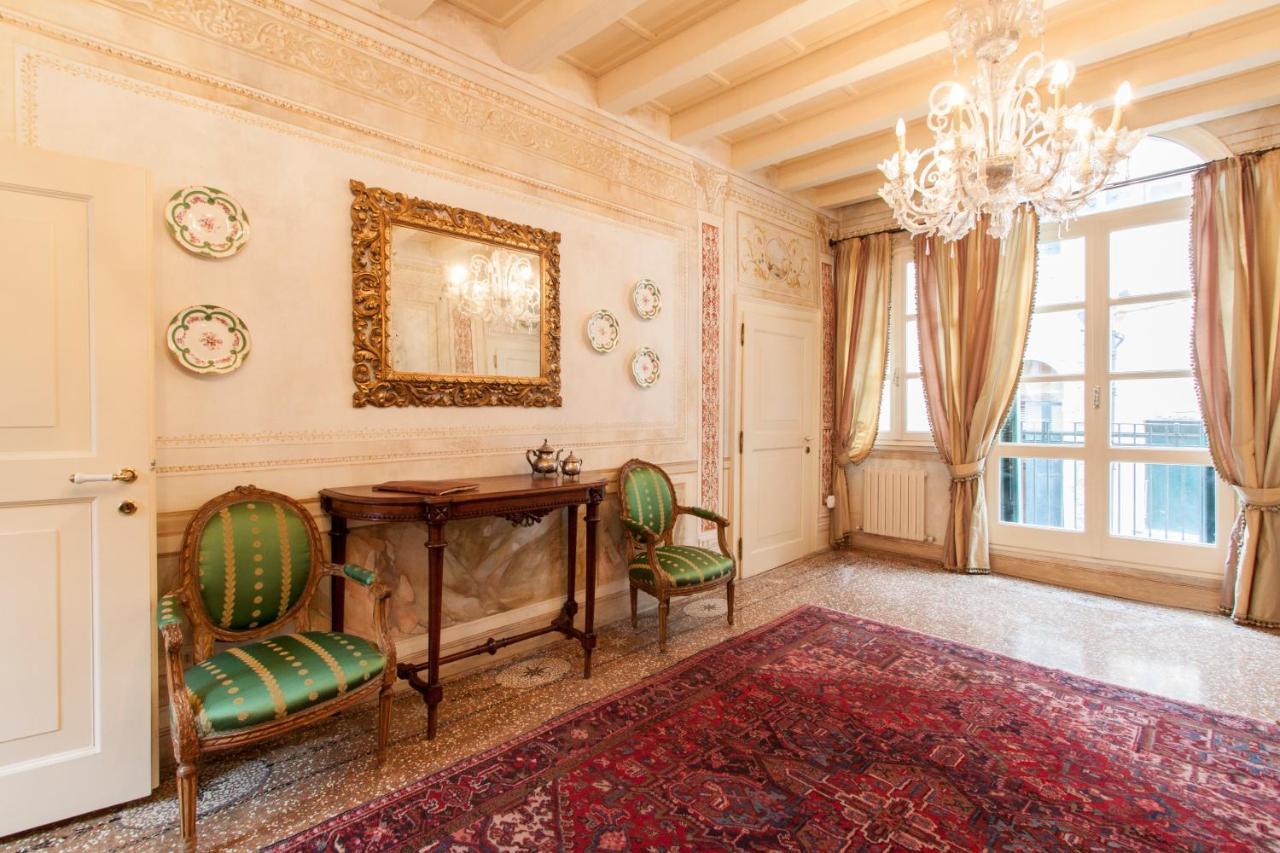 Explore From A Sophisticated Hideaway In San Polo * Venetië